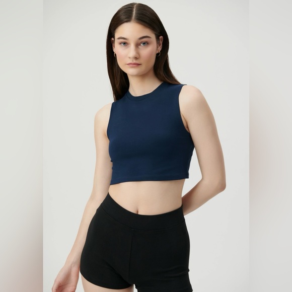 Mustt Have Lilie Crop. - Picture 5 of 5